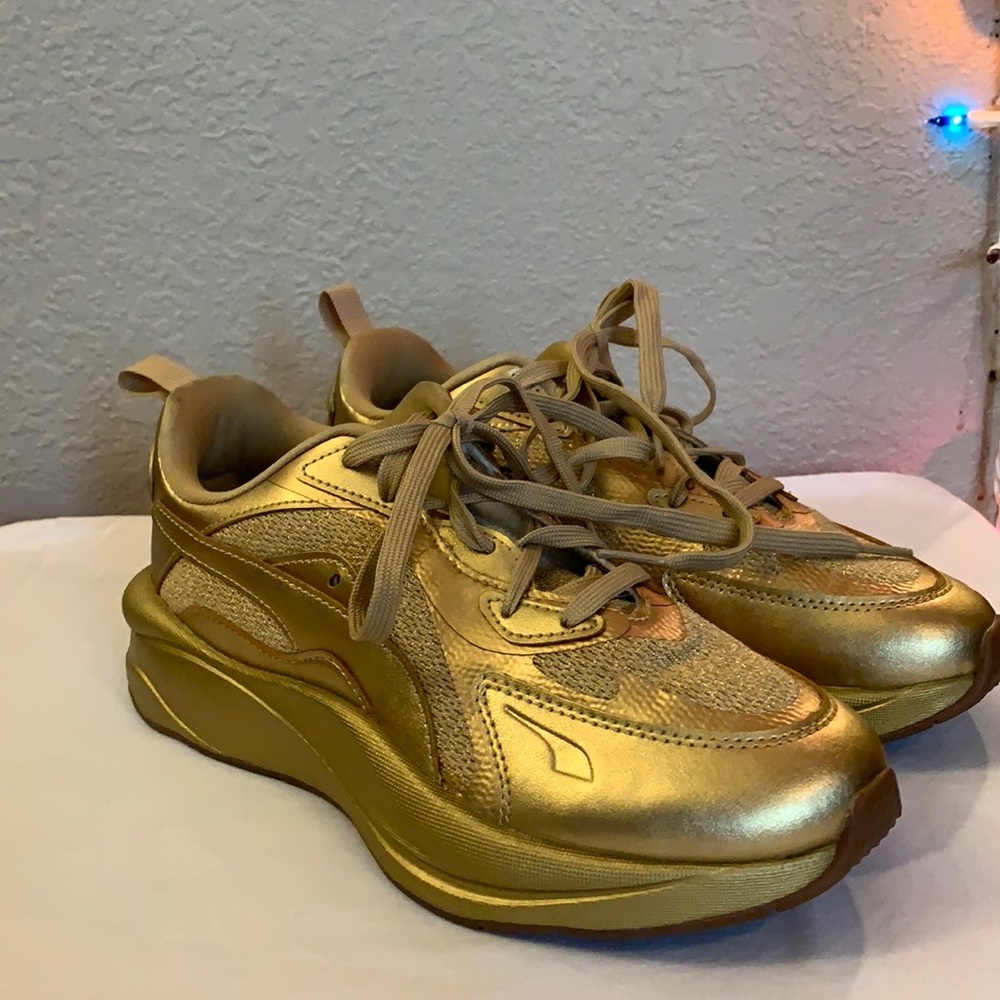Puma RS-Curve Gold Sneakers